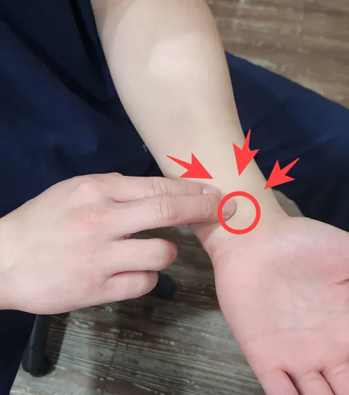 손목 부위별 통증을 보기위해 틴넬 테스트를 하고 있다. 손목의 정중신경을 가볍게 두드리는 사진이다.